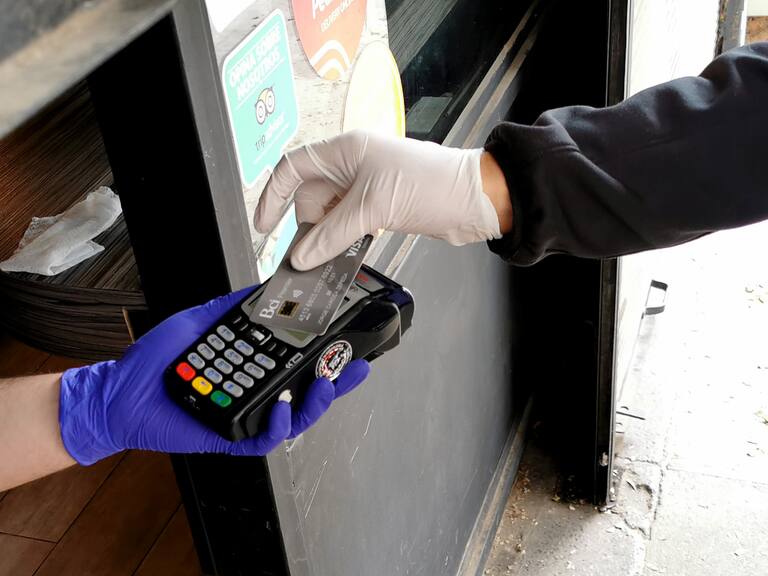 Boom de turistas argentinos en Chile: compras con tarjeta de trasandinos se disparan 541% este verano