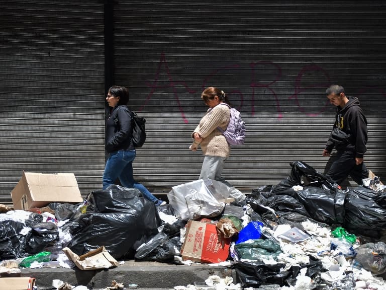 Funcionarios municipales de Santiago deponen paralización y anuncian retiro normal de basura en la comuna