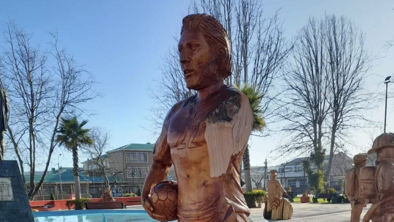 Destruyen escultura de madera de Ben Brereton en Penco
