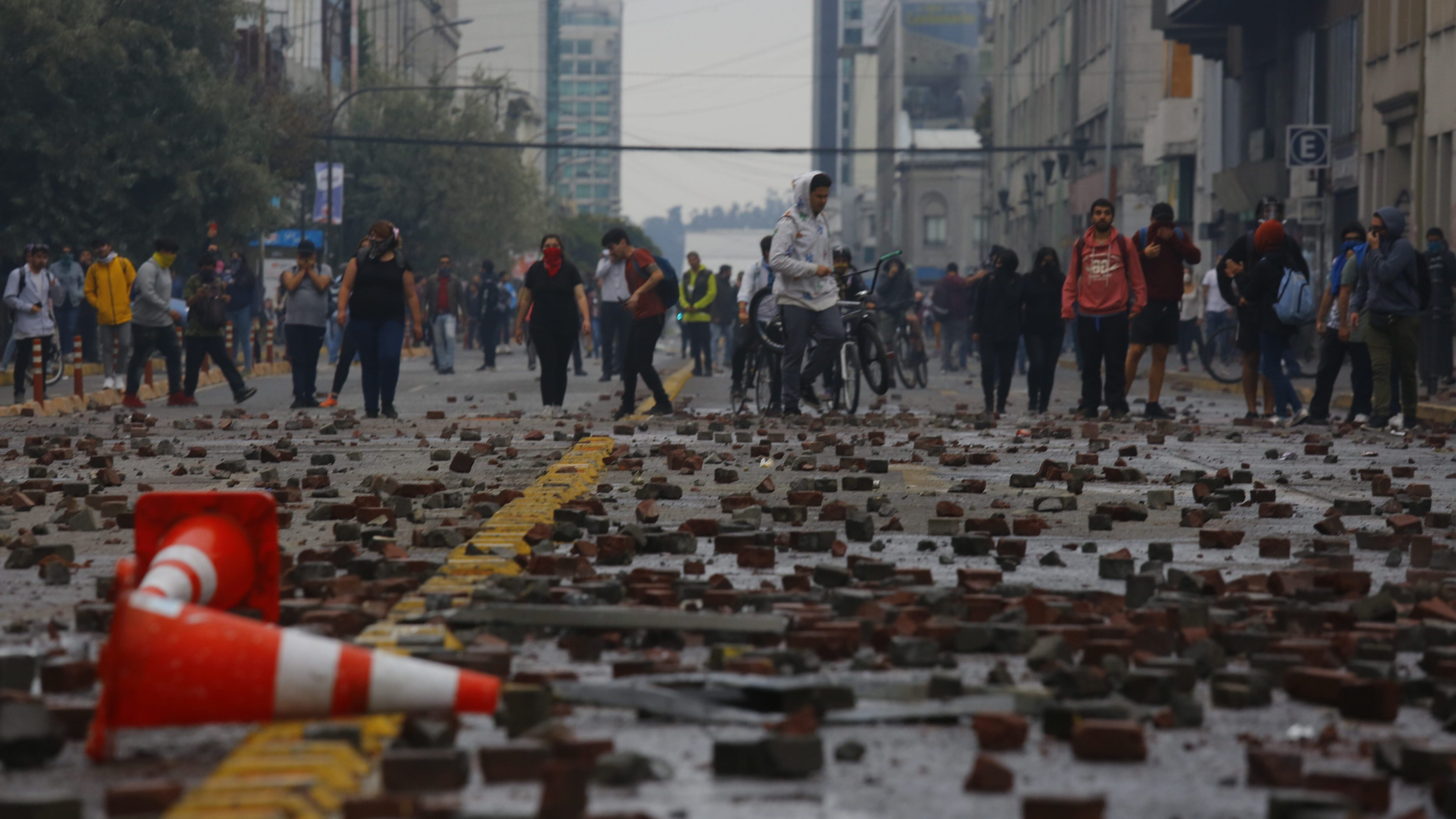 Agencia Uno | Fotografía de archivo de enfrentamientos entre manifestantes y Carabineros, en el contexto del estallido social