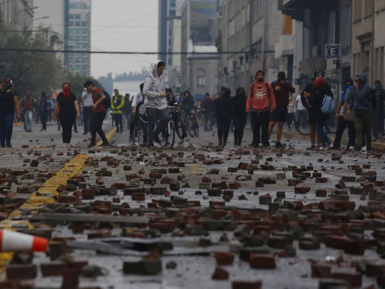 02 de Marzo del 2020/CONCEPCION
Escombros en las calles producto de los enfrentamientos en el centro de Concepcion entre manifestantes y Carabineros de Fuerzas Especiales, en el primer lunes de marzo de 2020, en el contexto de estallido social que vive chile desde el 18 de Octubre de 2019

FOTO:SEBASTIAN BROGCA/AGENCIAUNO