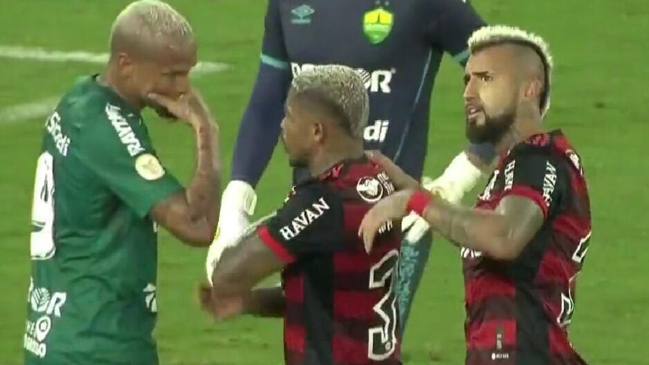 "Papi, ¿tiene cómo cambiar?": Arturo Vidal y Marinho protagonizan particular situación en un penal del Flamengo