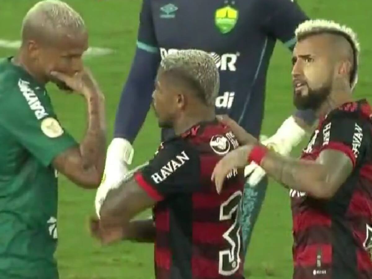 «Papi, ¿tiene cómo cambiar?»: Arturo Vidal y Marinho protagonizan particular situación en un penal del Flamengo
