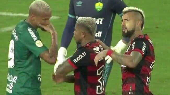 "Papi, ¿tiene cómo cambiar?": Arturo Vidal y Marinho protagonizan particular situación en un penal del Flamengo