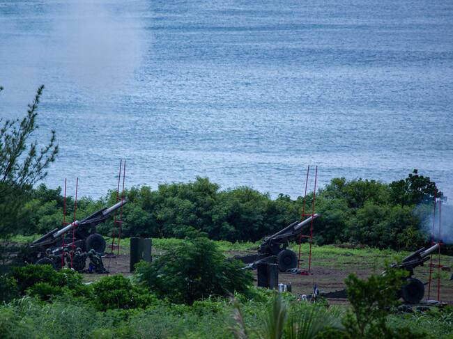 Militares de Taiwán disparan su artillería en ejercicio de defensa