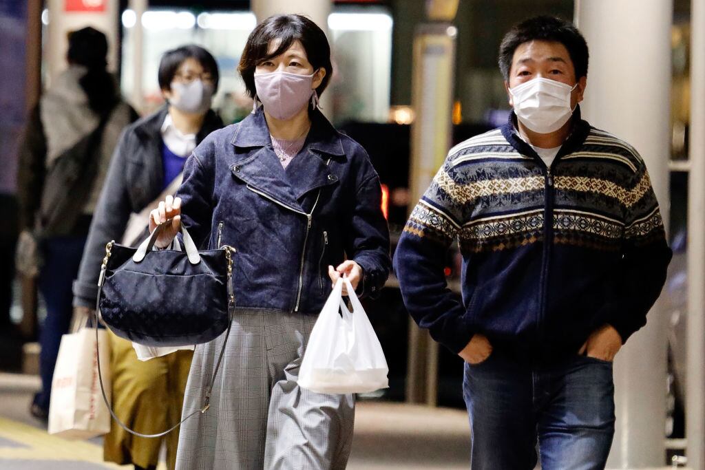 Los ciudadanos utilizan mascarillas en la ciudad de Tokio