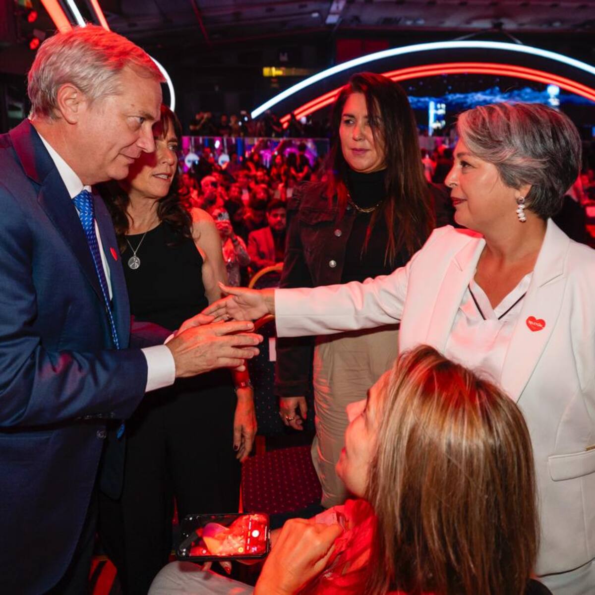 Respeto ante todo: el cordial saludo entre Jeannette Jara y José Antonio Kast en Teletón 2025