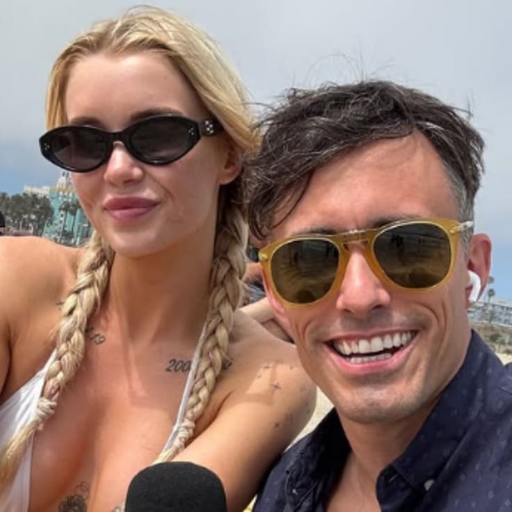 “Tenemos más finiquito que la selección”: Roberto Cox quedó encantado con influencer sueca y la piropean durante despacho en vivo