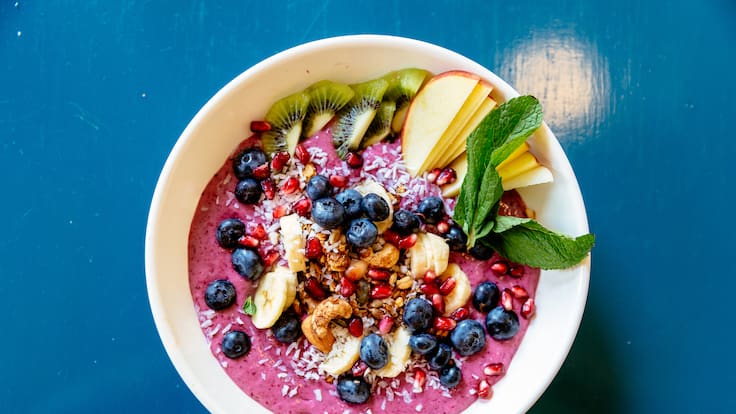 Oro morado: los beneficios del açaí, la exótica fruta que está en cada vez más lugares en Chile