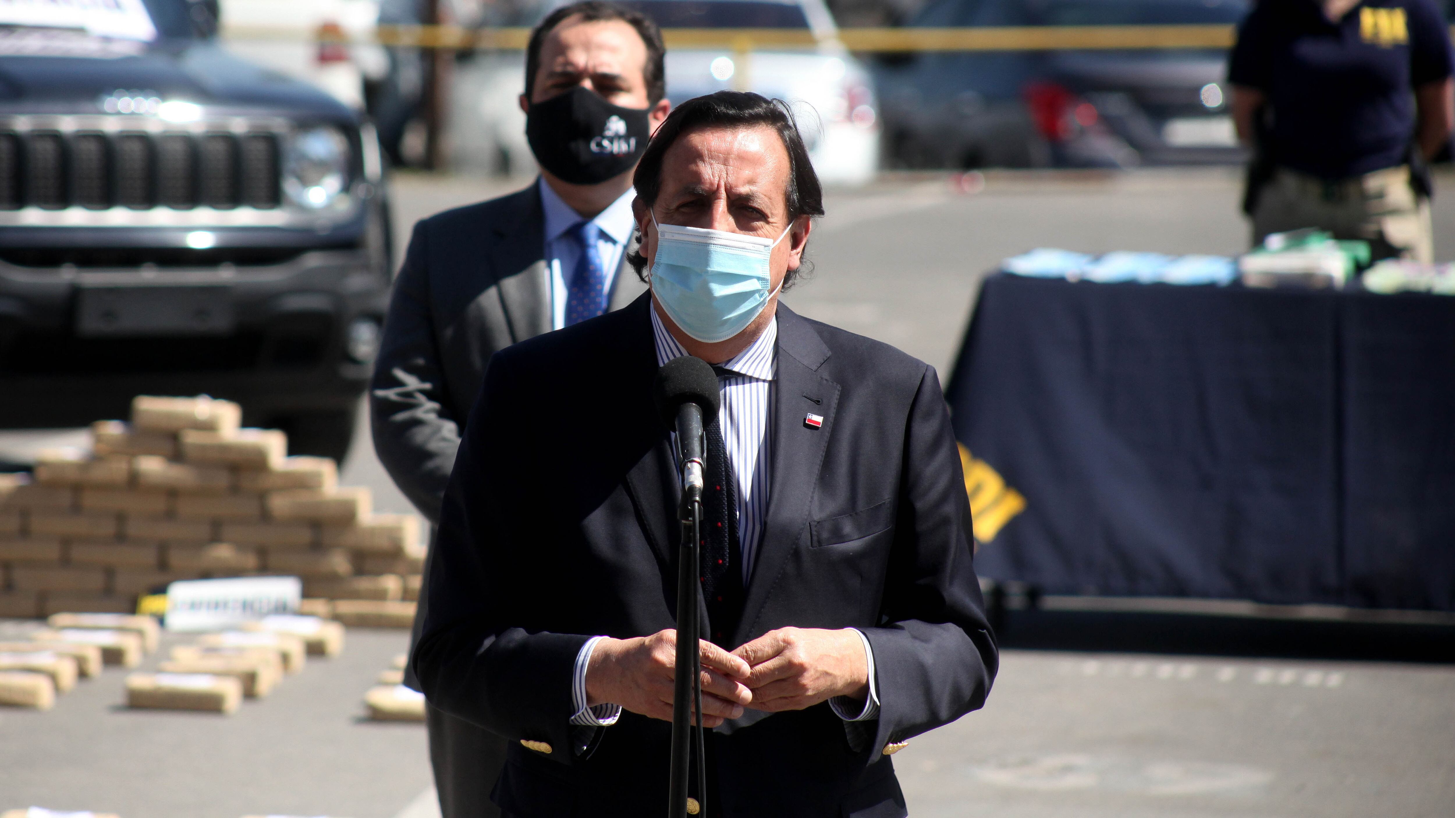 14 DE SEPTIEMBRE DE 2020/SANTIAGO
El ministro del Interior y Seguridad P˙blica VÌctor PÈrez junto al subsecretario del Interior, Juan Francisco Galli, dieron a conocer una investigaciÛn realizada por la Brigada AntinarcÛticos Metropolitana, la cual permitiÛ desbaratar una organizaciÛn criminal dedicada a la internaciÛn de droga desde Bolivia. En la operaciÛn se detuvo a 6 de sus integrantes, adem·s de la incautaciÛn de m·s de 590 kilos de droga (CocaÌna Base y Clorhidrato de CocaÌna).
†
FOTO: AILEN DÕAZ/AGENCIAUNO