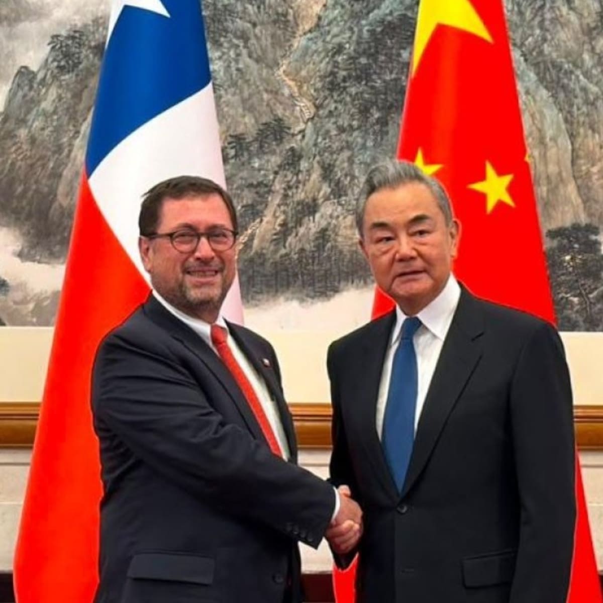 Canciller se reúne con autoridades chinas y reafirma interés de Chile por “seguir profundizando sus vínculos”