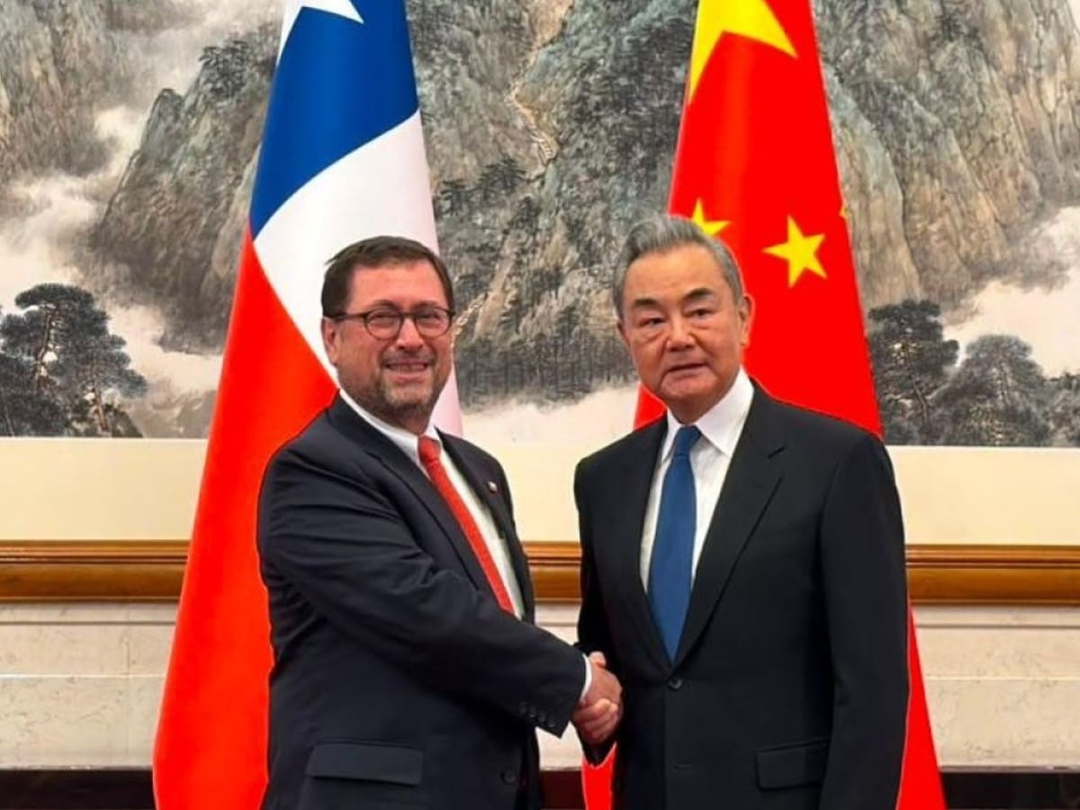 Canciller se reúne con autoridades chinas y reafirma interés de Chile por “seguir profundizando sus vínculos”