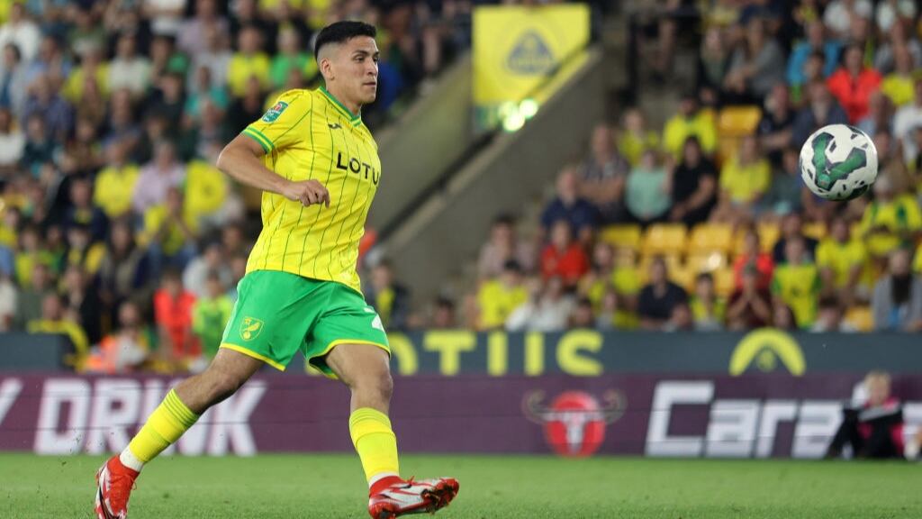 Marcelino Núñez anota un vistoso penal para la clasificación del Norwich en la Copa de la Liga Inglesa
