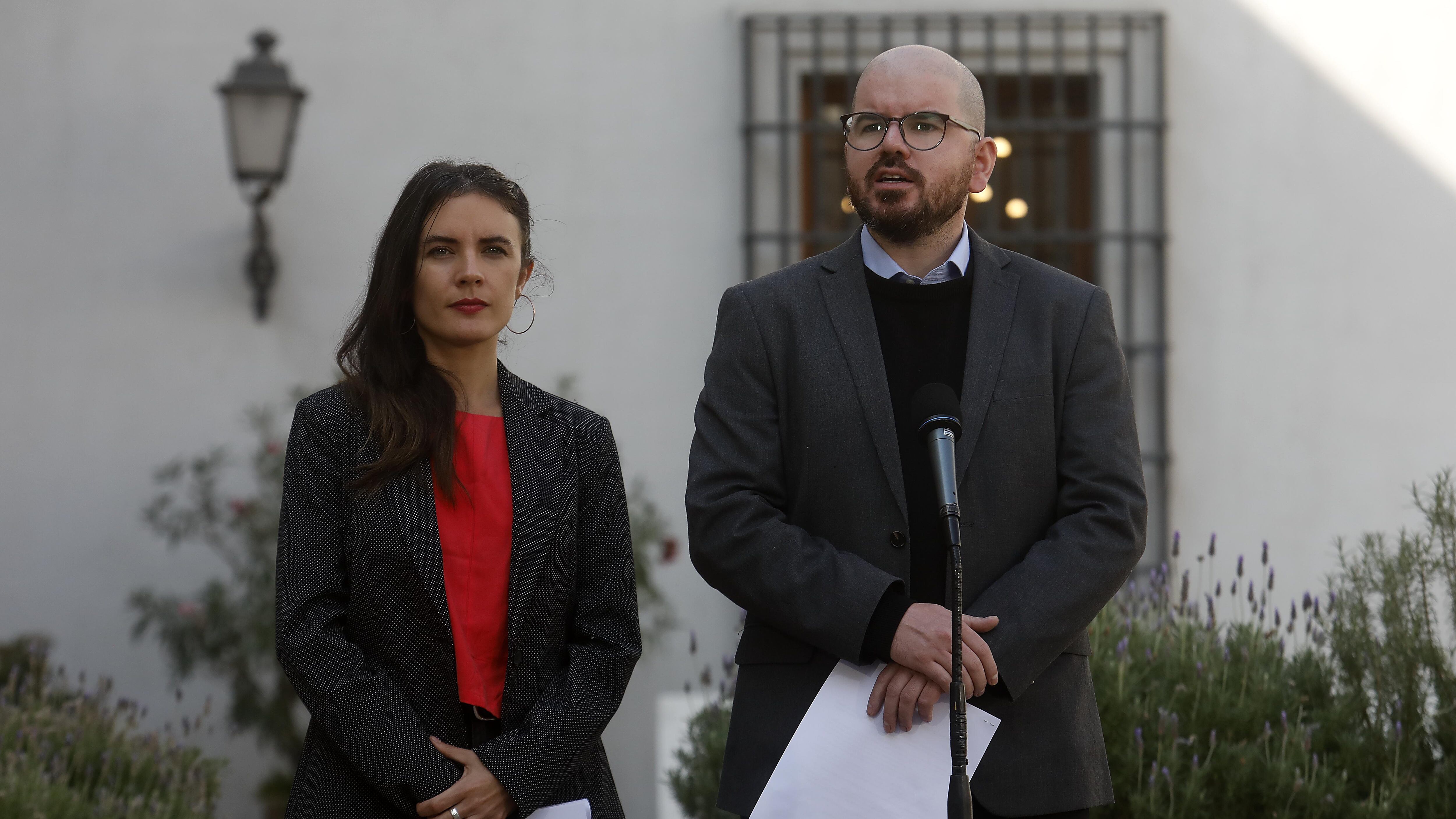 20 de Abril de 2022/SANTIAGOLa Ministra vocera de Gobierno,Camila Vallejo, junto al Ministro de la Segpres,Giorgio Jackson, emiten unas palabras en el patio de los naranjos del palacio de la Moneda, sobre la contingencia nacional.
FOTO:CRISTOBAL ESCOBAR/AGENCIAUNO