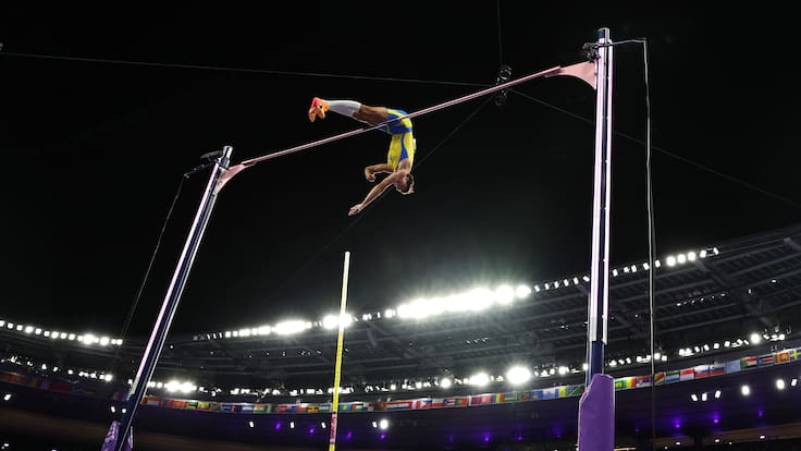 Armand Duplantis vuelve a tocar el cielo y rompe su propio récord de salto con garrocha en el Mundial de Atletismo