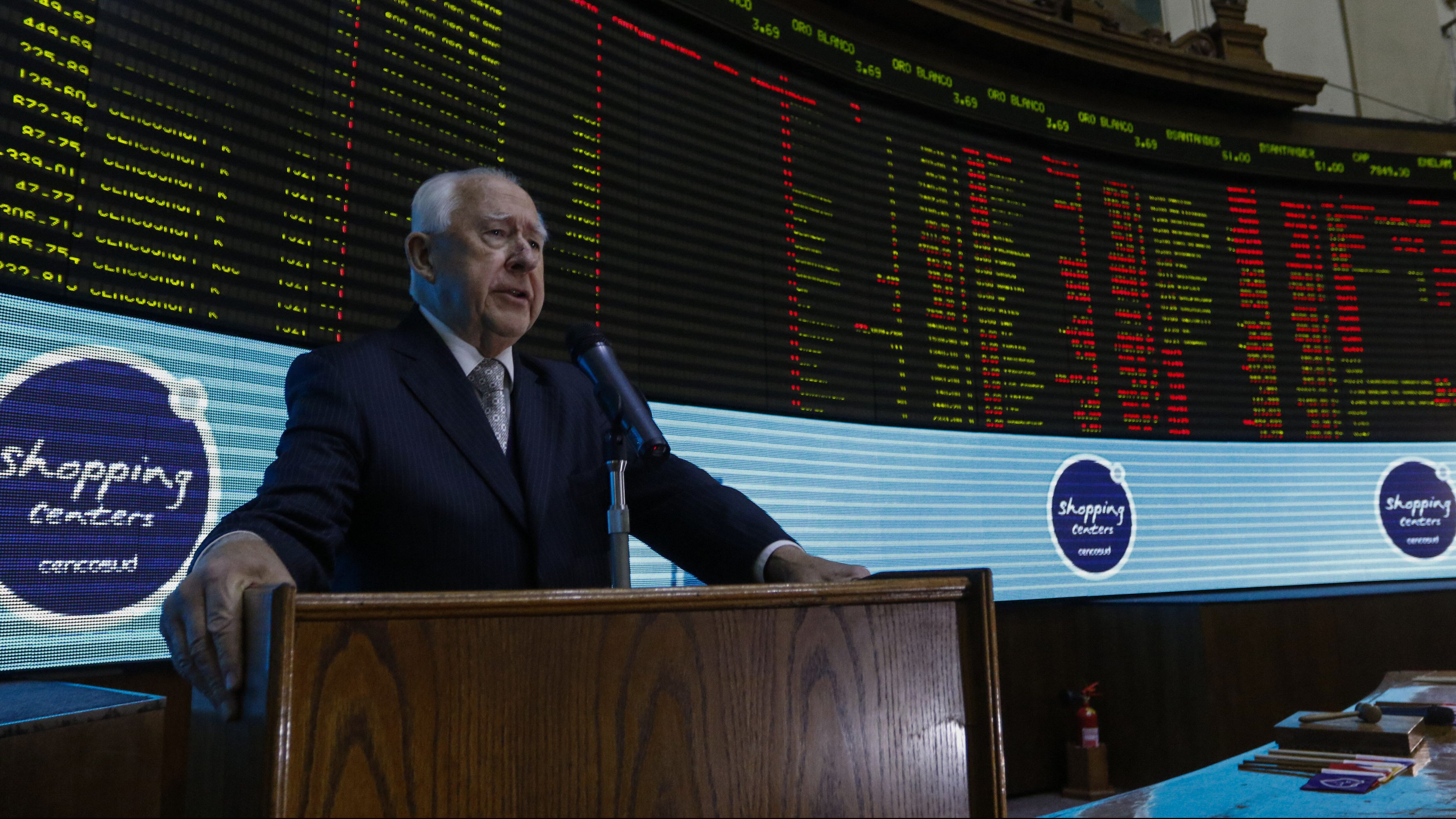 28 de junio del 2019/SANTIAGOLos principales ejecutivos de Cencosud S.A y Cencosud Shopping dan el puntapié inicial a la mayor apertura bursátil de la historia del mercado chileno. Horst Paulmann, presidente y dueño de Cencosud.
FOTO: SEBASTIAN BELTRAN GAETE/AGENCIAUNO