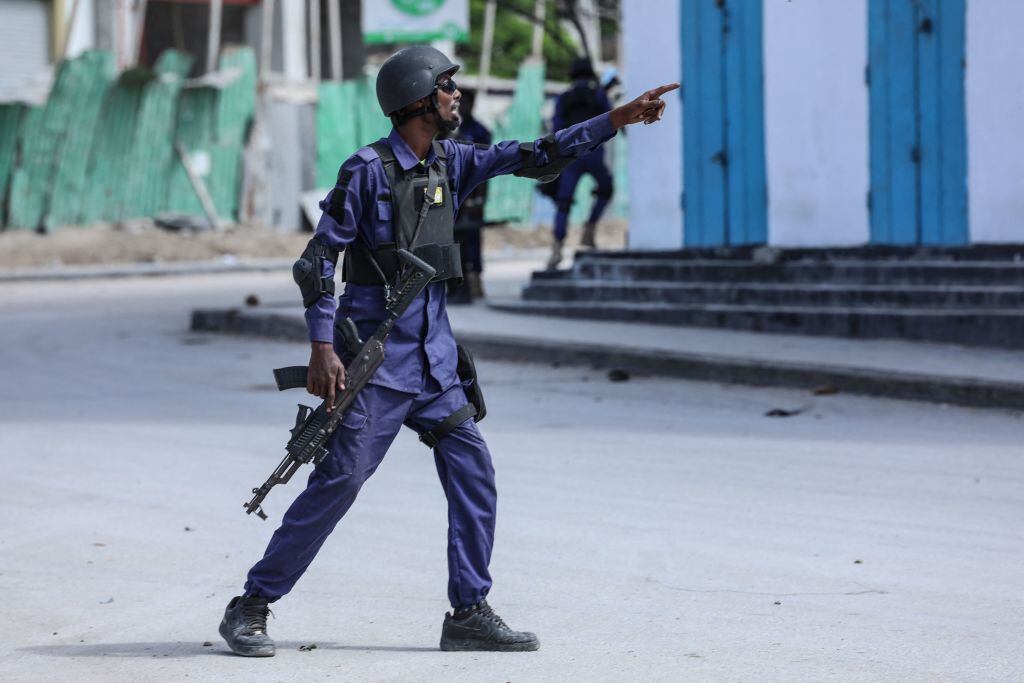 Agente de seguridad despeja una calle tras el atentado en Somalia