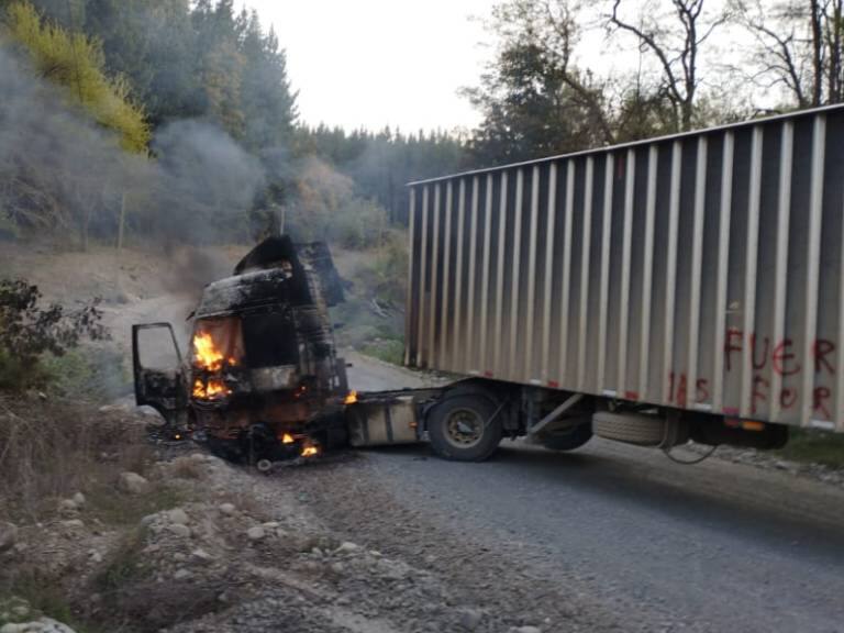 Atentado en Mulchén deja dos camiones, una camioneta y maquinaria forestal incinerada
