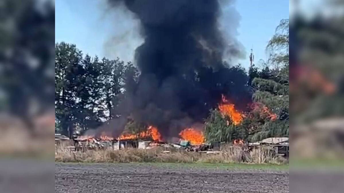 Incendio destruye fábrica de ataúdes en Pudahuel y moviliza a decenas de bomberos