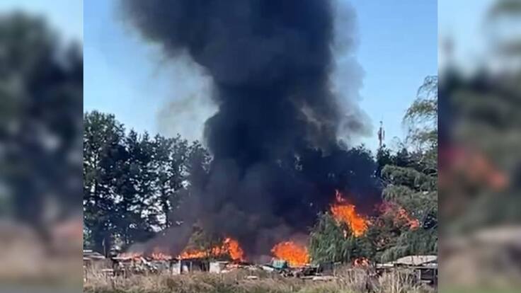 Incendio destruye fábrica de ataúdes en Pudahuel y moviliza a decenas de bomberos