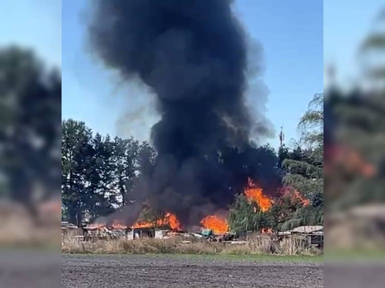 Incendio destruye fábrica de ataúdes en Pudahuel y moviliza a decenas de bomberos