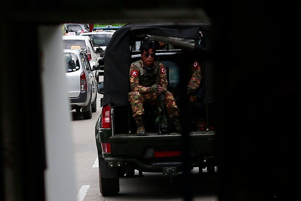Soldados armados fieles a la junta militar patrullan las calles de Rangún