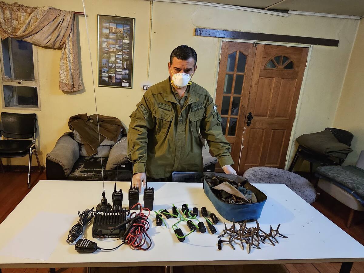 Llevaban explosivos artesanales, miguelitos y walkie talkies: dos ciudadanos bolivianos son detenidos en la frontera de Arica