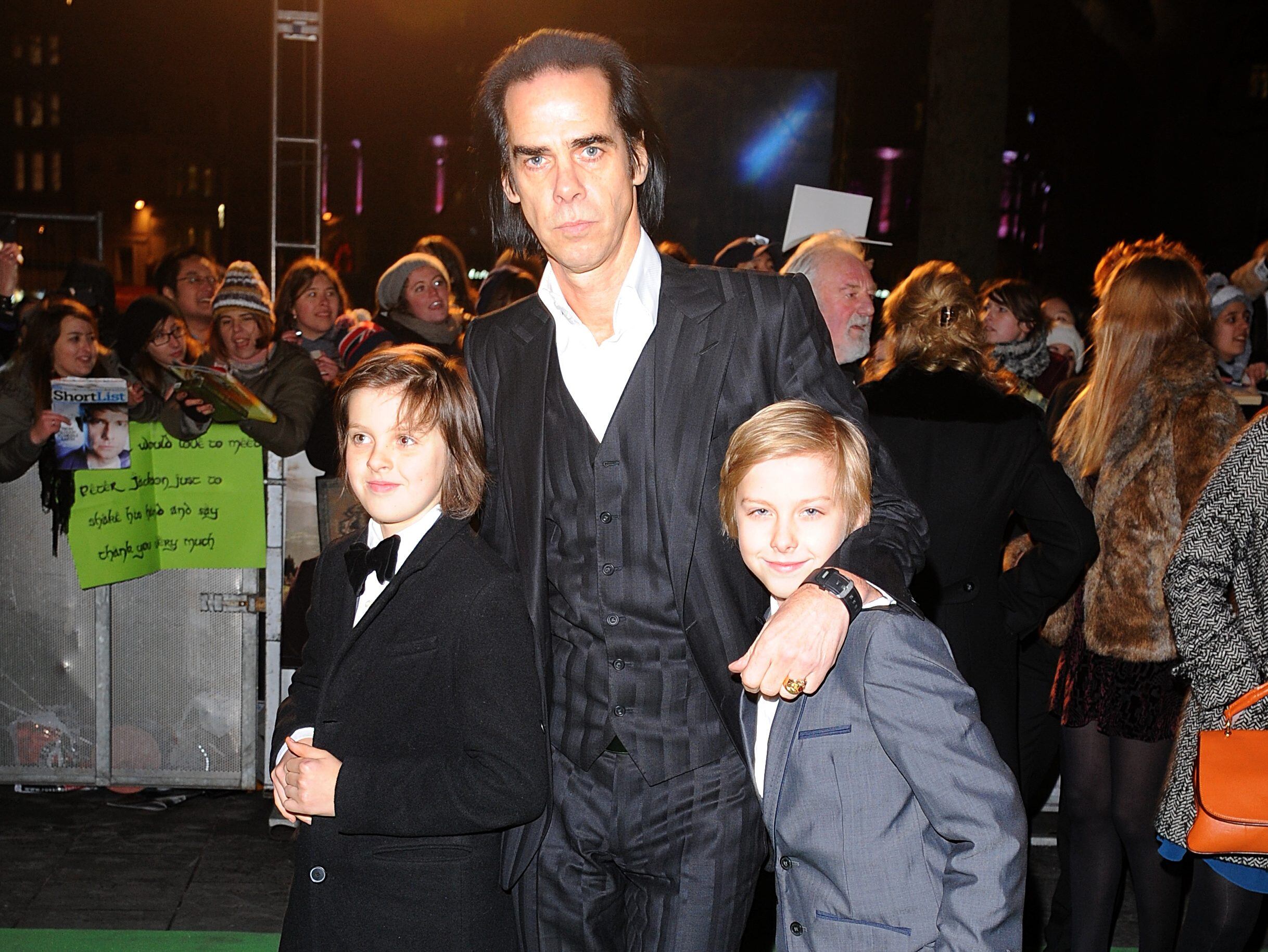 Nick Cave junto a sus hijos Luke y Jethro (derecha).