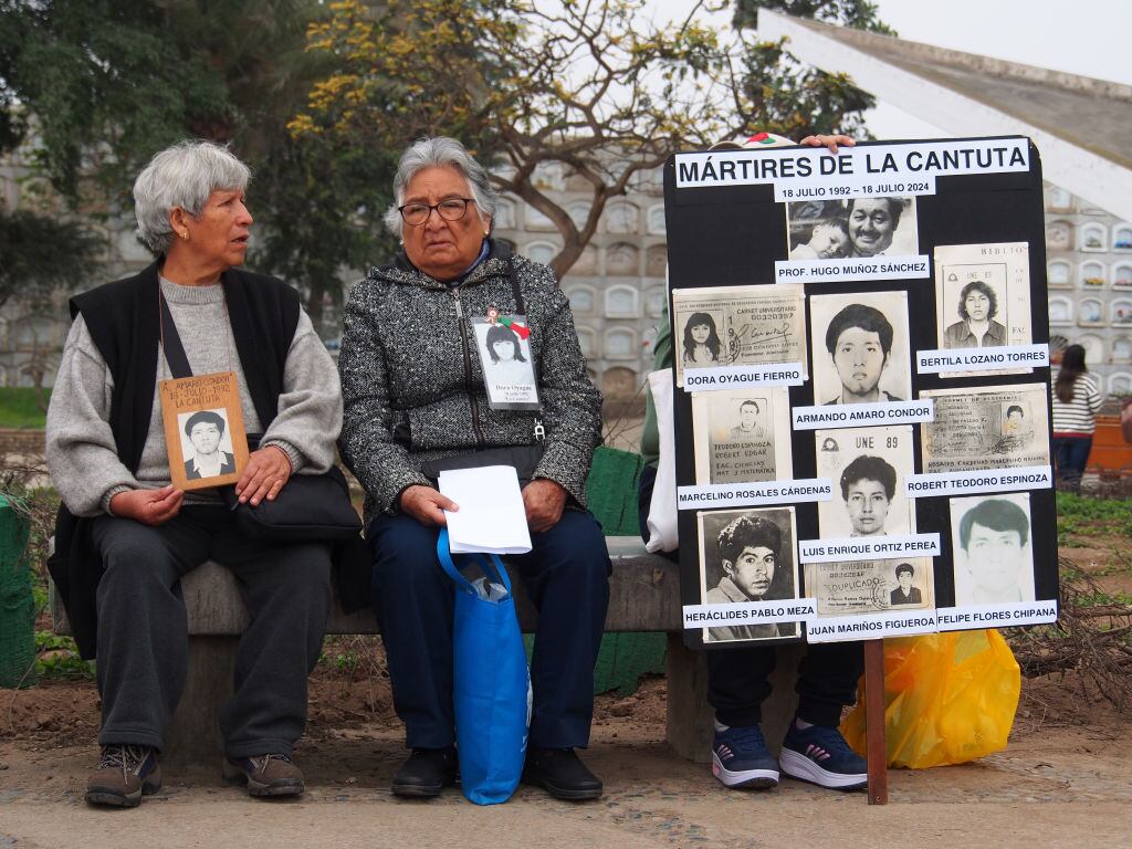 Familiares recuerdan a víctimas de la matanza de La Cantuta, cometidas bajo el gobierno de Alberto Fujimori, en el cementerio de la ciudad de Lima en Perú