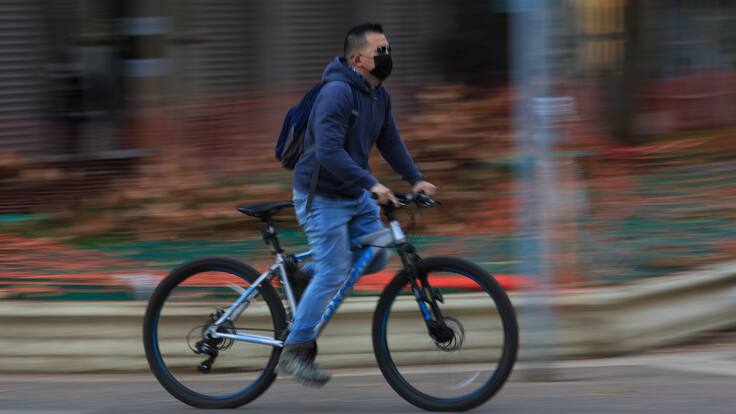 Estas son las multas que enfrentan las personas que andan en bicicleta y no usan casco en Chile