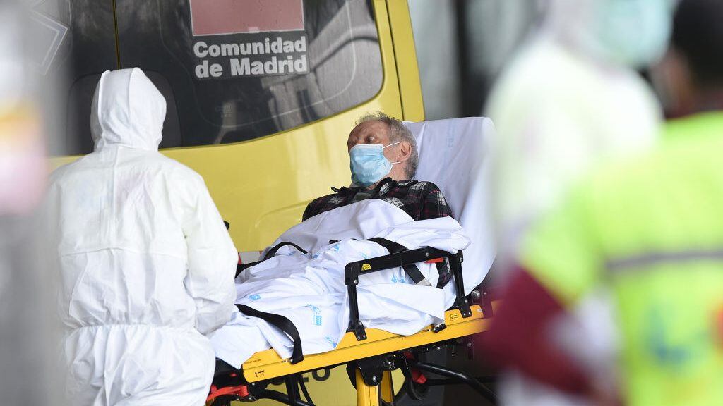 Un paciente sospechosos de Covid-19 llega a un hospital en Madrid