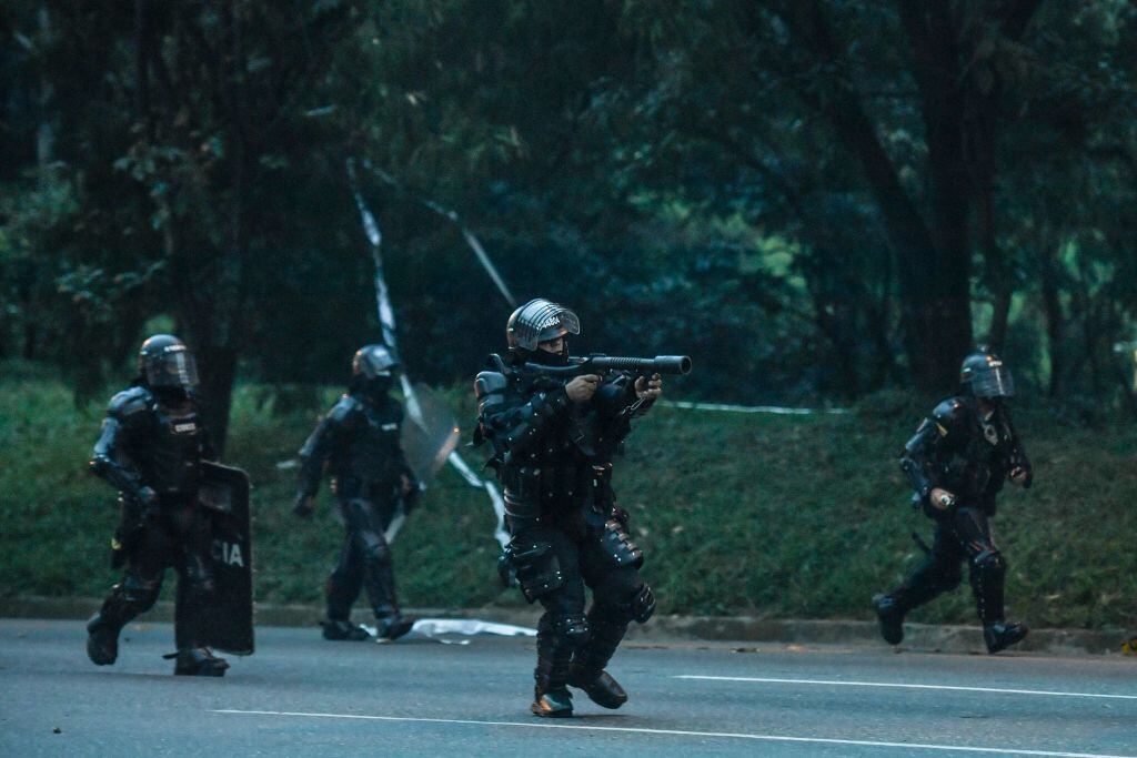 Policías disparan en contra de manifestantes en Medellín