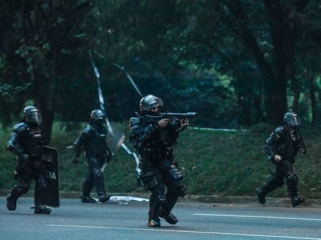 Policías disparan en contra de manifestantes en Medellín
