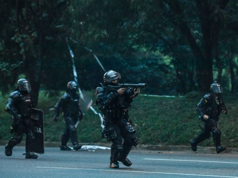 Policías disparan en contra de manifestantes en Medellín