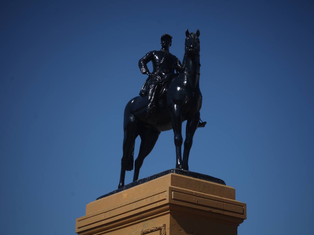 Bancada UDI recurrirá a Contraloría por reubicación definitiva de monumento al general Baquedano