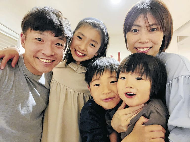 Keisuke Oma y su familia