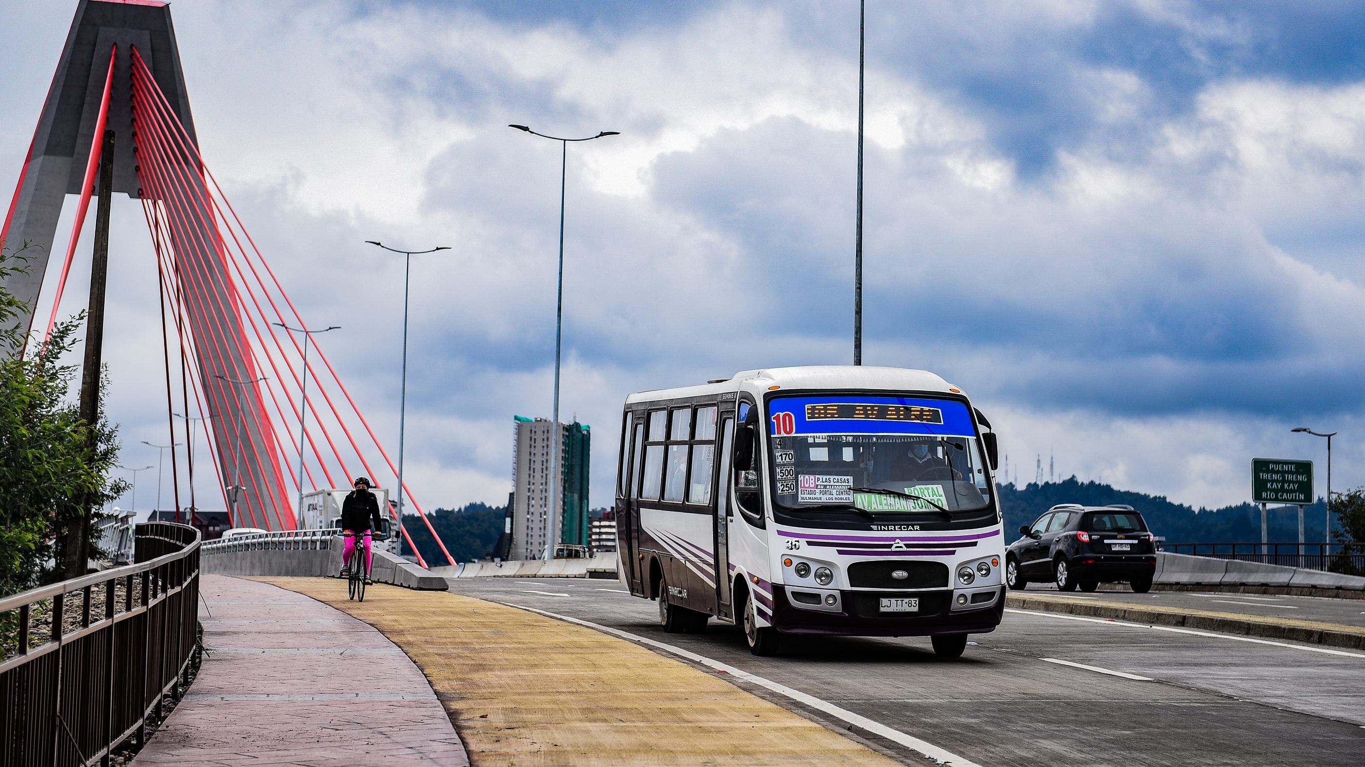 9 DE ABRIL 2021 / TEMUCONuevo puente que conecta Temuco con Padre Las Casas, Txeg Txeg y Kay Kay, permanece abierto tras su inauguración el pasado miércoles, para la circulación de autos y locomoción pública.
FOTO: ROCIO CUMINAO ROJAS / AGENCIAUNO