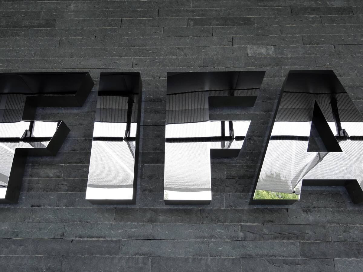 FIFA autorizó a los futbolistas extranjeros en Ucrania y Rusia a rescindir contratos con sus clubes