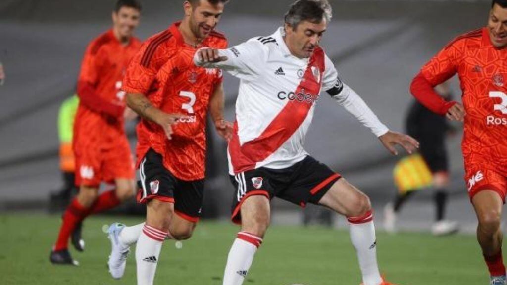 Con 60 años: El golazo de Enzo Francescoli con la camiseta de River Plate