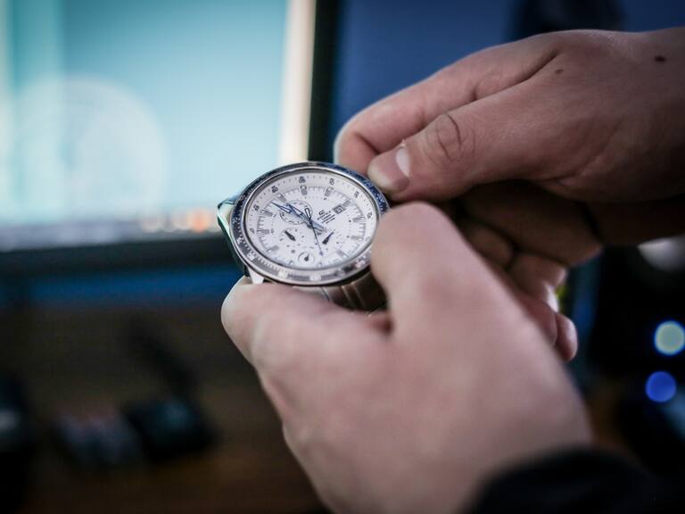 ¿Adelantar o retrasar los relojes? Este sábado se inicia el horario de verano y te contamos qué hay que hacer con el cambio de hora