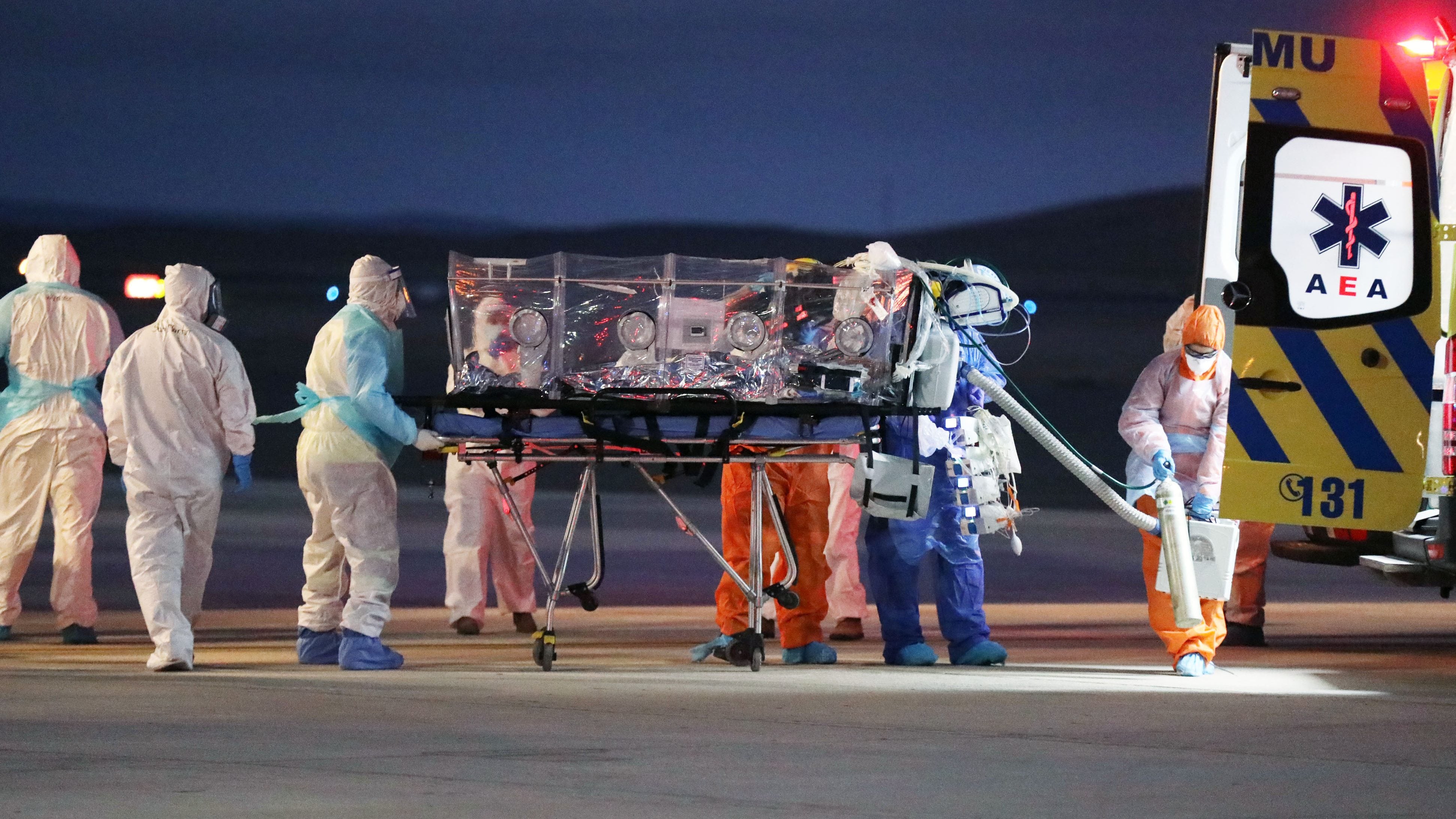 16 JUNIO 2020/COPIAPOPacientes Covid positivo provenientes de Santiago llegan al Aeropuerto Desierto de Atacama donde fueron trasladados Hospital Regional San José del Carmen,durante la emergencia sanitaria que ha provocado el coronavirus pandemia Covid-19.-
FOTO: KARL CHINGA / AGENCIAUNO.