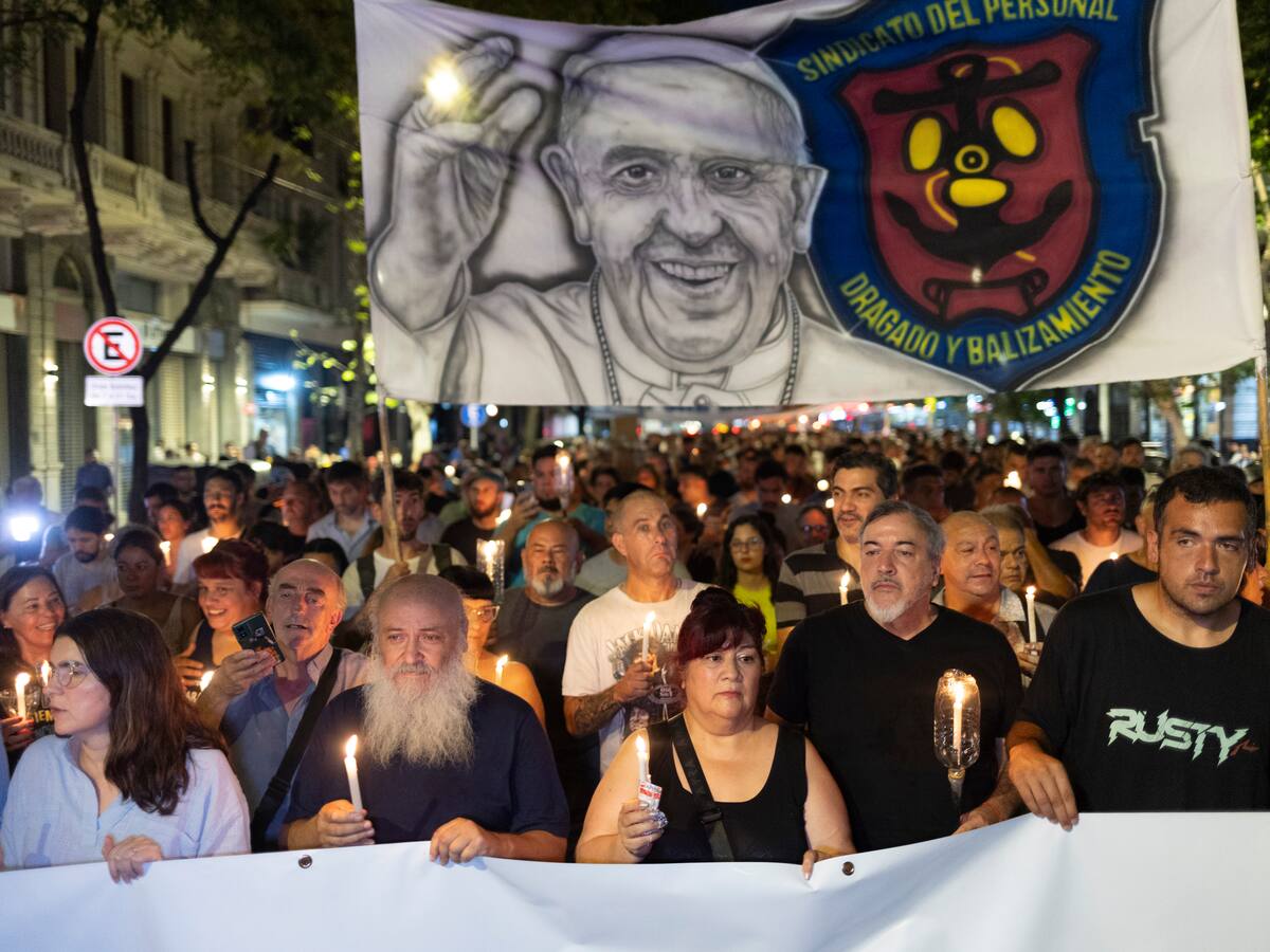 Miles de personas marcharon con antorchas en Argentina para pedir por la salud del papa Francisco