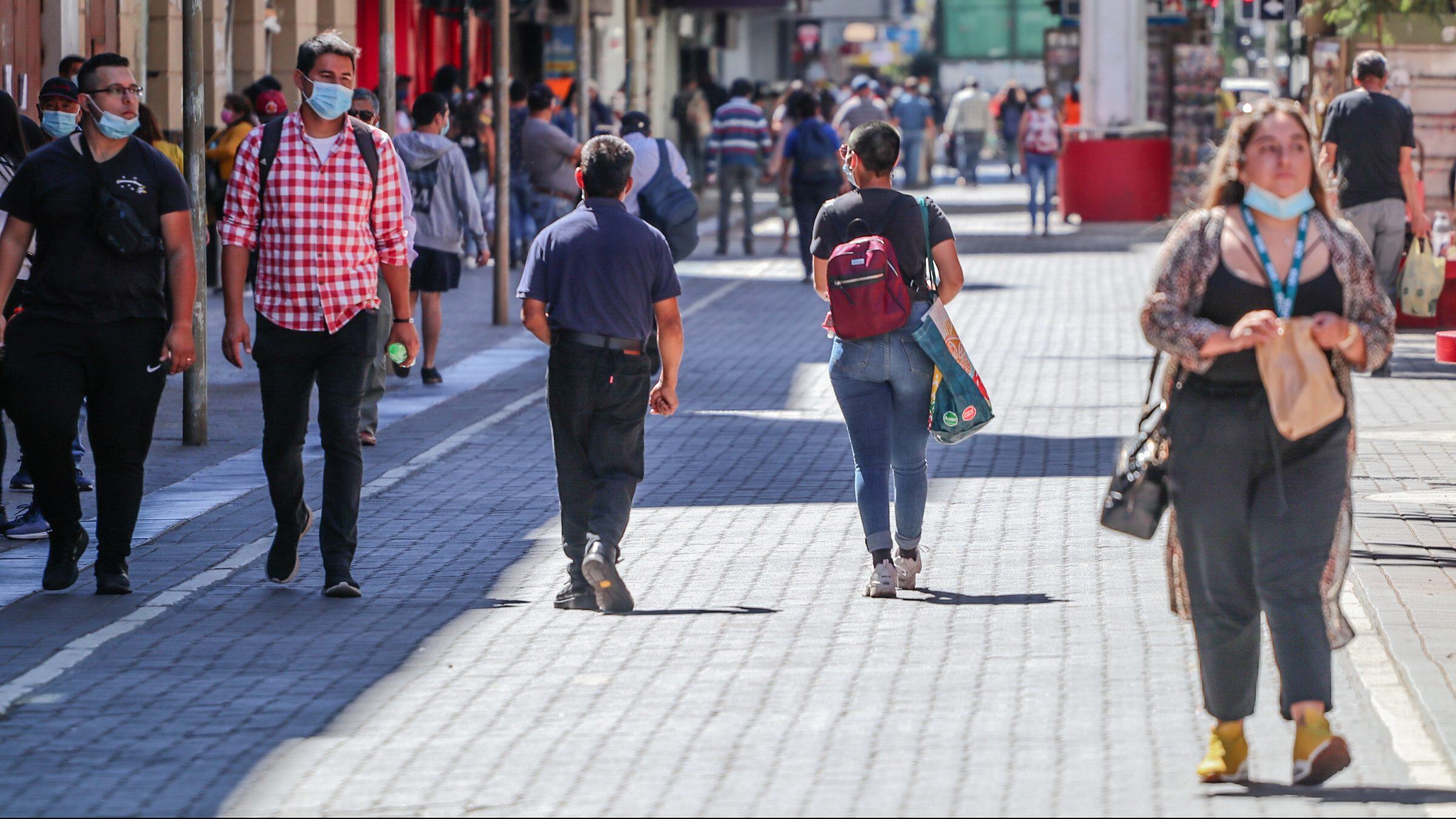 08 de Marzo de 2021 CONCEPCION
Transeuntes circulan por paseo Barros Arana de la ciudad de Concepcion, tras el retroceso a fase 1, durante el estado de catastrofe de la pandemia Covid-19
FOTO: RODRIGO GAJARDO / AGENCIAUNO