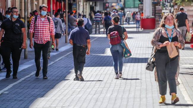 08 de Marzo de 2021 CONCEPCION
Transeuntes circulan por paseo Barros Arana de la ciudad de Concepcion, tras el retroceso a fase 1, durante el estado de catastrofe de la pandemia Covid-19
FOTO: RODRIGO GAJARDO / AGENCIAUNO