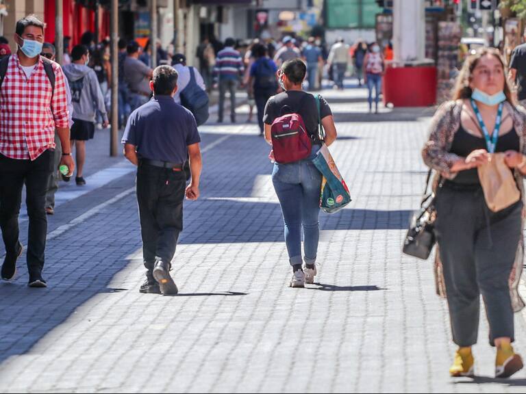 08 de Marzo de 2021 CONCEPCION
Transeuntes circulan por paseo Barros Arana de la ciudad de Concepcion, tras el retroceso a fase 1, durante el estado de catastrofe de la pandemia Covid-19
FOTO: RODRIGO GAJARDO / AGENCIAUNO