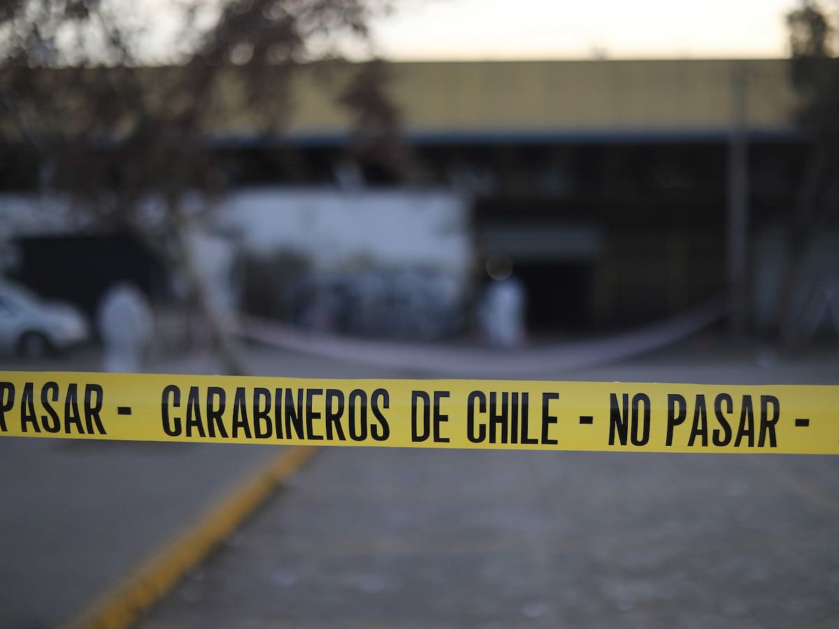 Conductor es apuñalado por la espalda en violento portonazo en Puente Alto: vehículo fue abandonado a dos cuadras