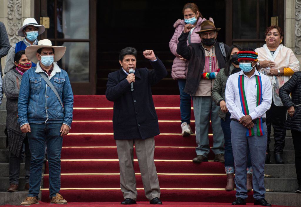 El presidente peruano Pedro Castillo habla junto a dirigentes sociales en Lima