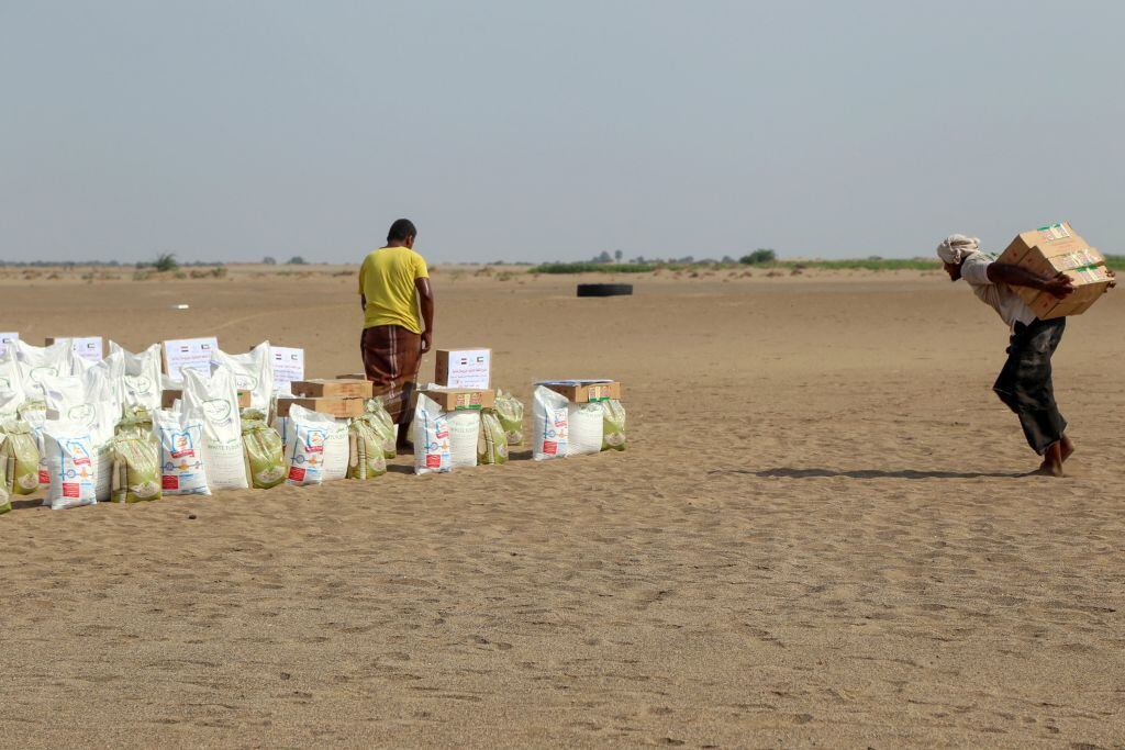 Refugiados en Yemen reciben ayuda de alimentos para que sobrevivan