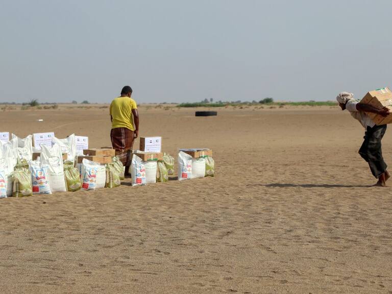 Refugiados en Yemen reciben ayuda de alimentos para que sobrevivan