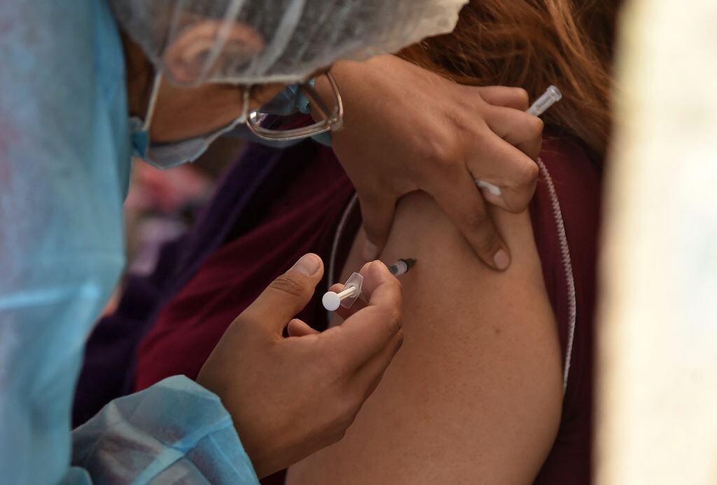 Una mujer recibe una dosis de la vacuna anticovid en Bolivia